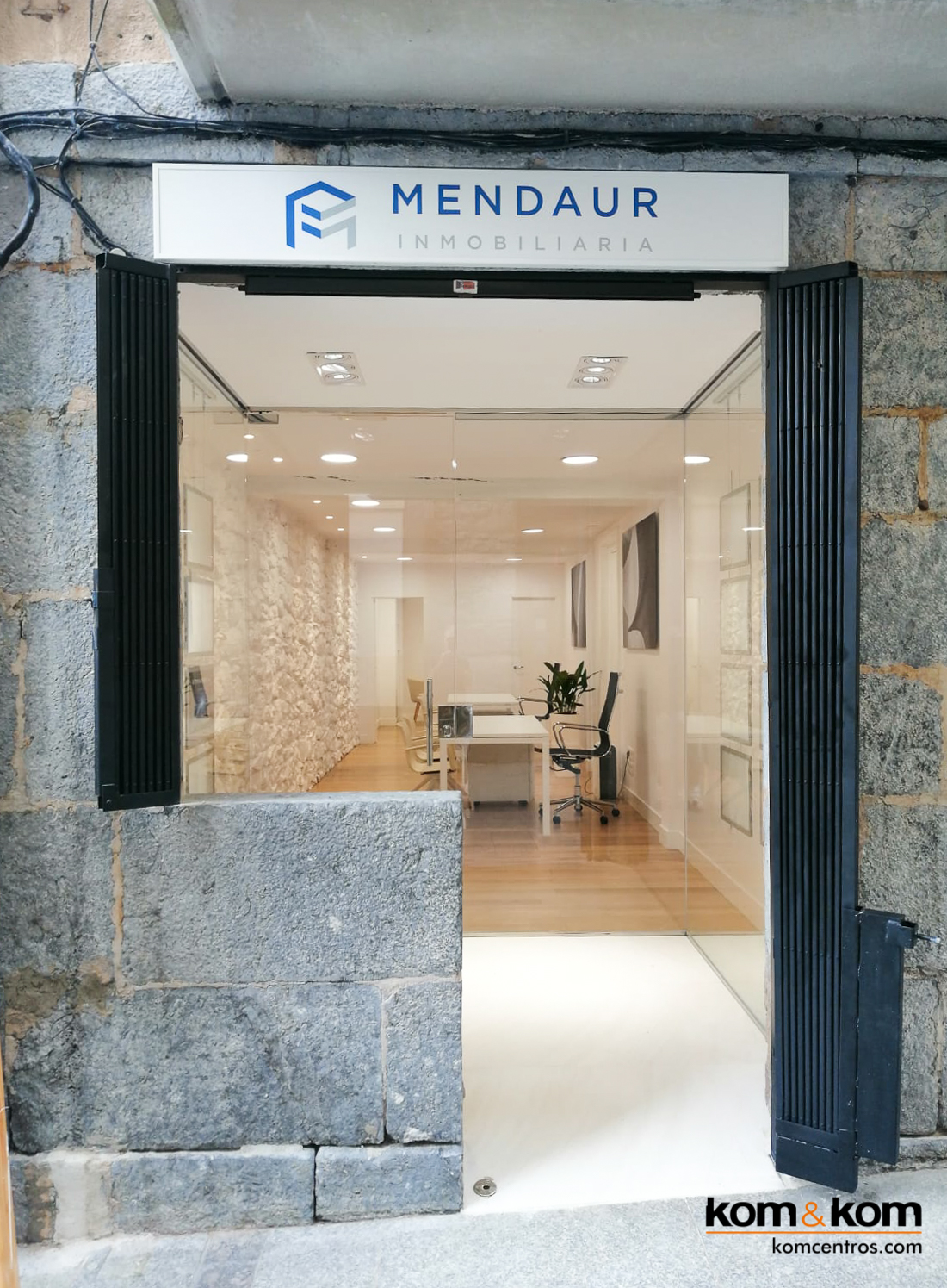 Amueblamiento decoraci&oacute;n de oficina inmobiliaria en Hernani